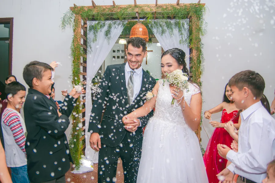 Los novios salen de la ceremonia entre confeti y niños que aplauden