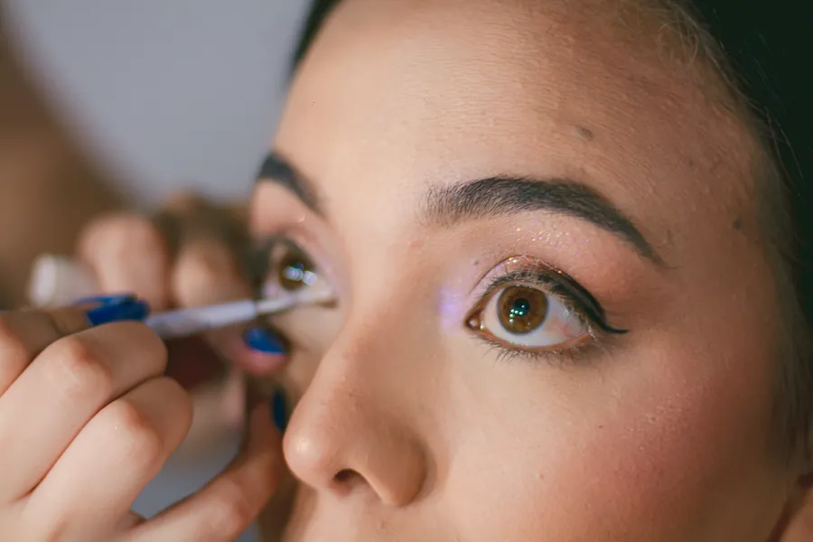 Primer plano del maquillaje de una novia antes de la ceremonia