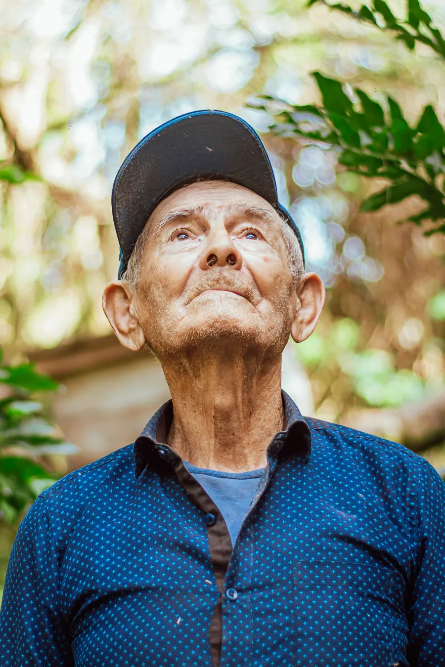 Retrato de un hombre mayor con gorra mirando al cielo