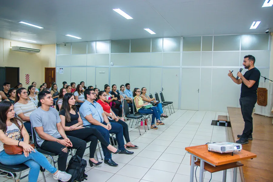 Ariel Castillo da una charla ante un auditorio lleno de estudiantes