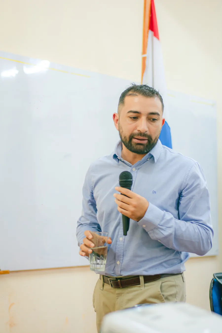 Ariel Castillo habla con un micrófono en la mano durante una charla