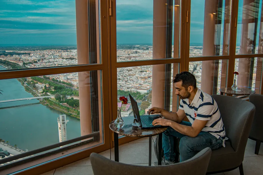 Ariel Castillo trabaja con su portátil junto a un ventanal con vistas a la ciudad